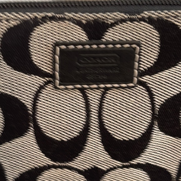 Authentic Coach Signature Logo Wristlet Black - Picture 2 of 5